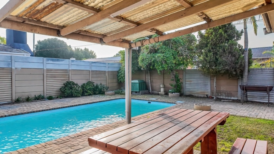 4 Bedroom Property for Sale in Oakglen Western Cape